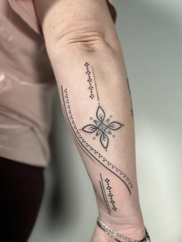 Delicate ornamental adornment running along the arm and hand